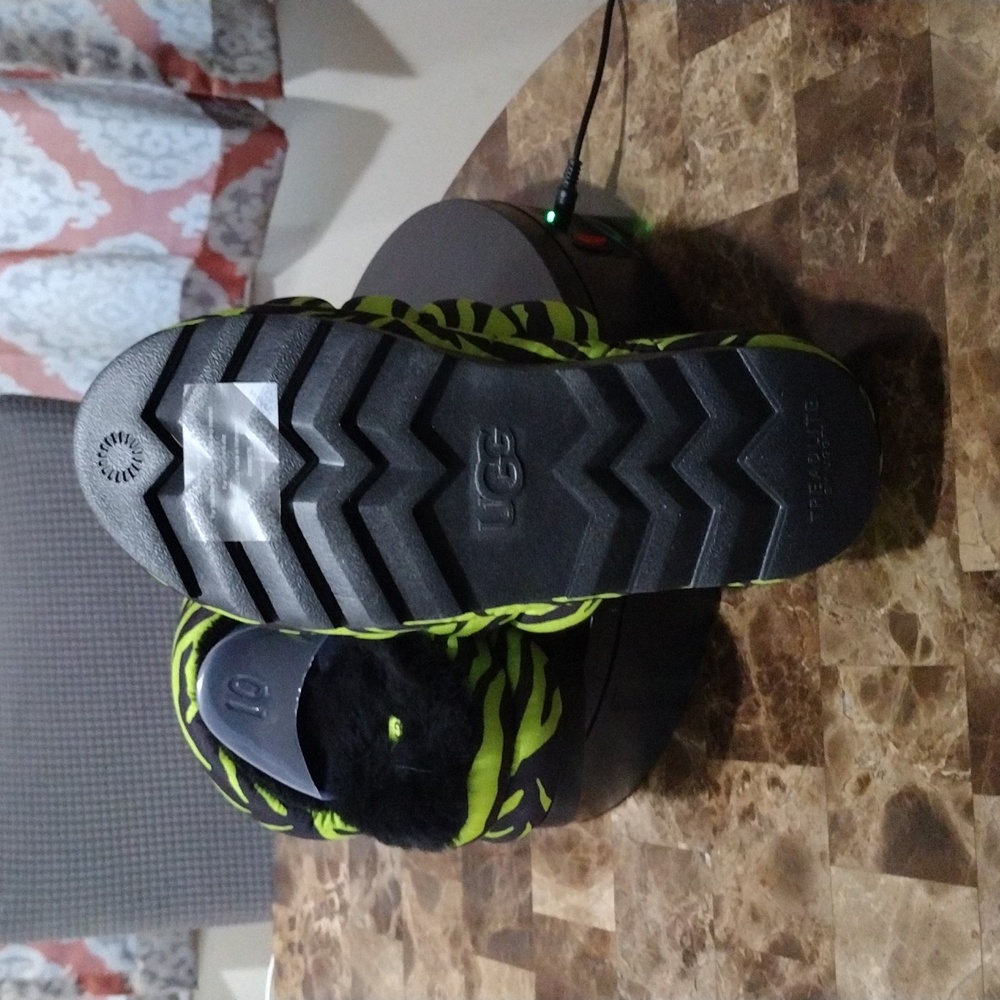 NWB UGG Slides - Picture 6 of 7